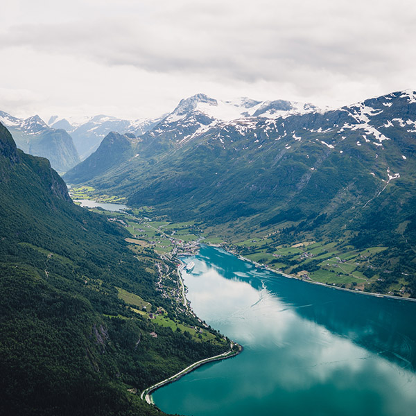 Photograph of Mount Hoven by Alex Nichol